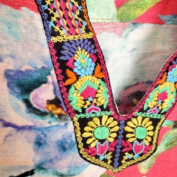 Soft Surroundings Top Linen Blend Bell Sleeves Embroidered Side Slits Chic sz LP - Picture 2 of 7